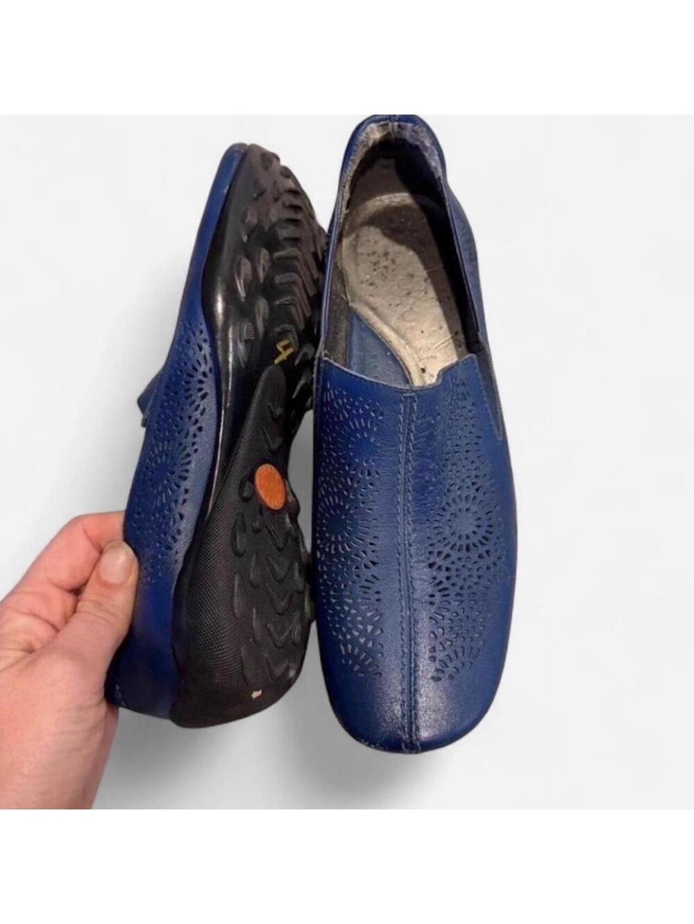 Beautiful vintage loafer type shoes with that comfy sole!